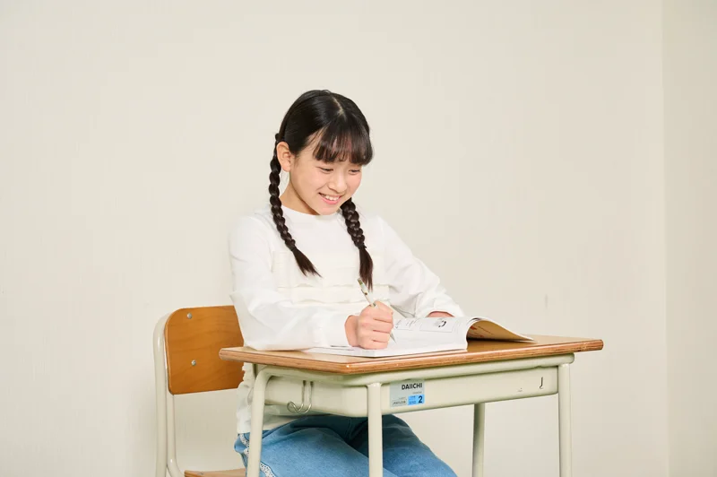 笑顔で勉強する小学生