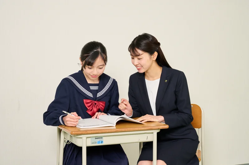 教室長と一緒に勉強する中学生