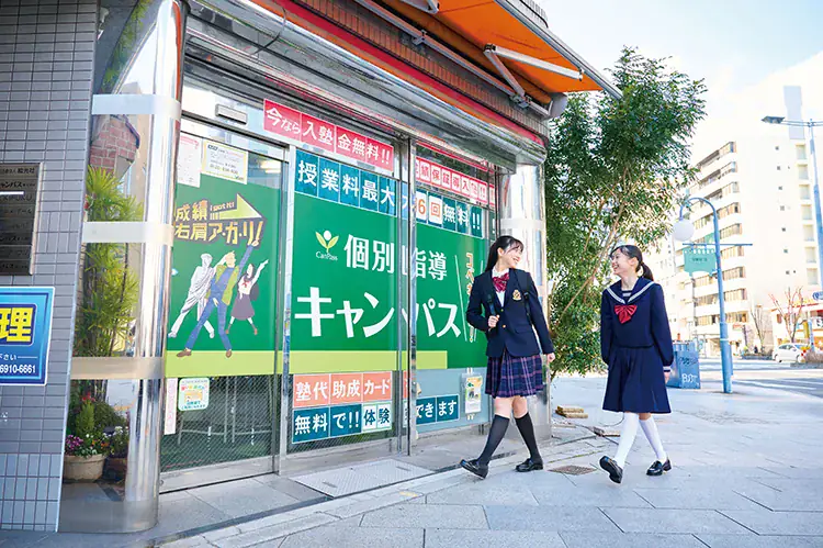 個別指導キャンパスの教室の前を歩く生徒たち